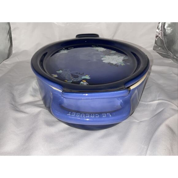 NEW LE CREUSET COBALT BLUE LOTUS OVAL CASSEROLE W/ PLATTER STONEWARE 16" - Picture 6 of 12